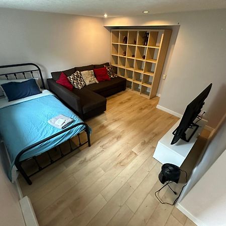 Artistic Apartment Near Downtown Victoria Exterior photo
