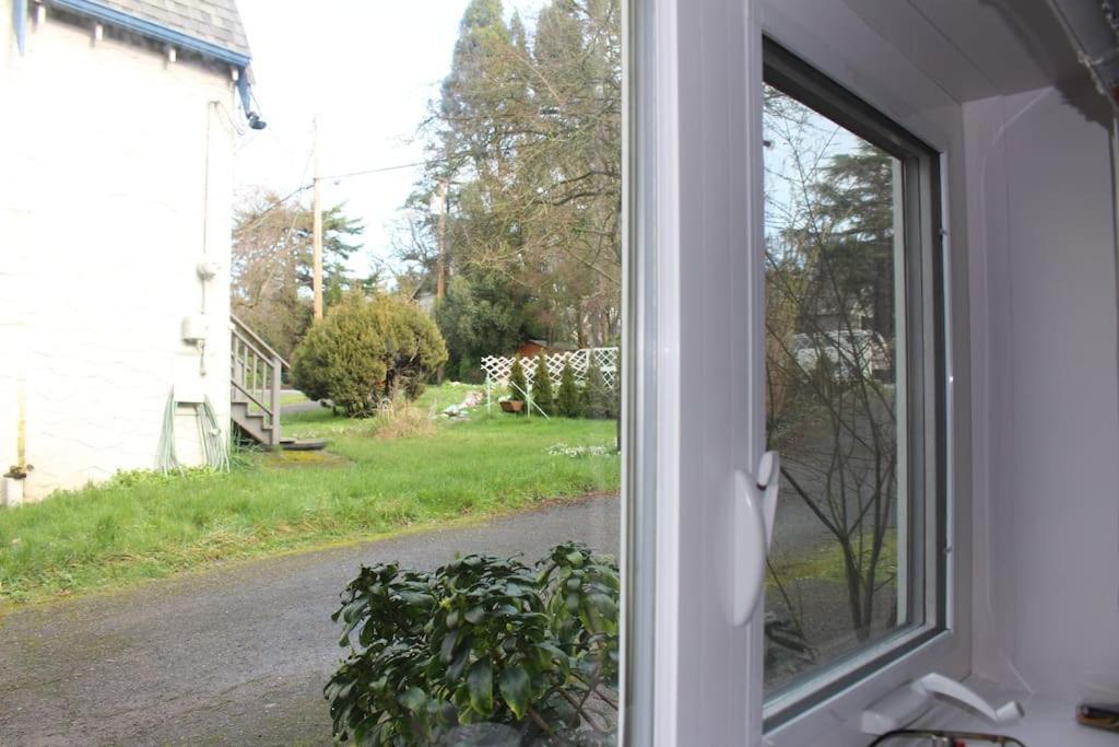 Artistic Apartment Near Downtown Victoria Exterior photo