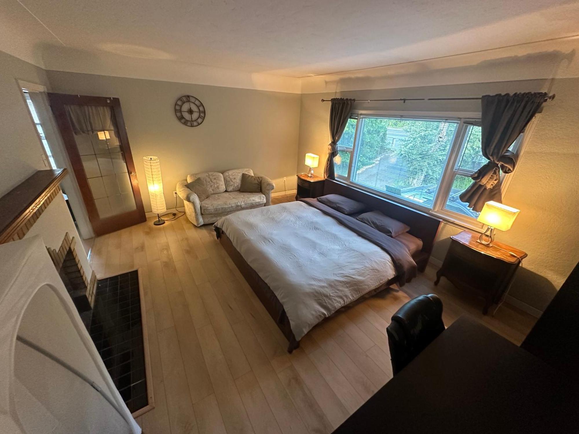 Artistic Apartment Near Downtown Victoria Exterior photo