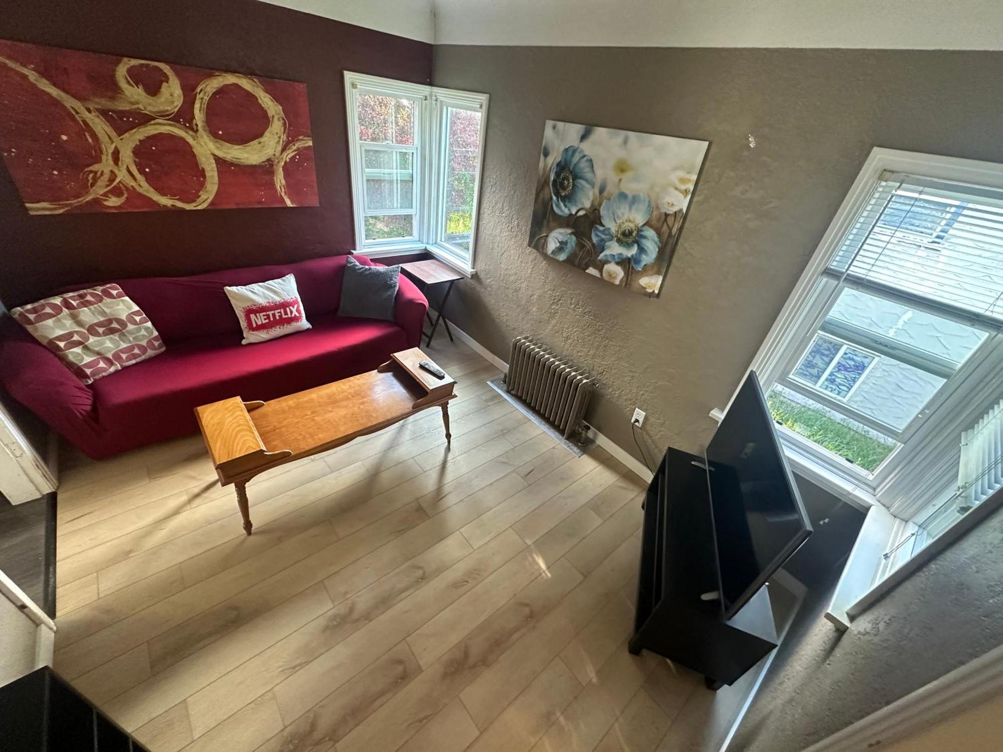 Artistic Apartment Near Downtown Victoria Exterior photo